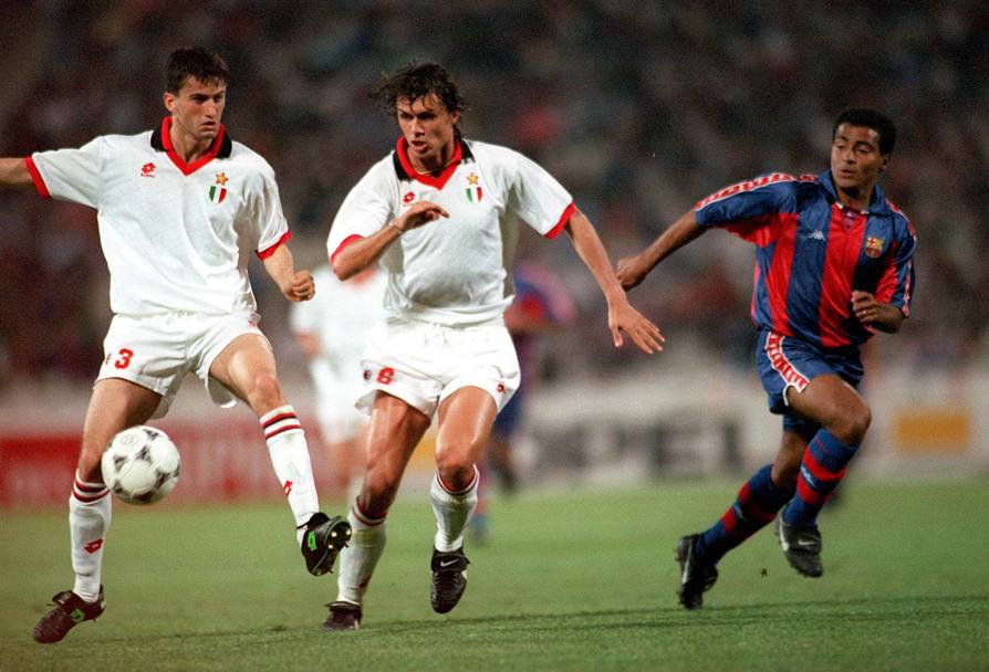 Romario alla vana caccia del pallone: Panucci e Maldini glielo nascondono. E’ la finale di Champions League 1993/94 ad Atene giocata il 18 maggio 1994 (Omega).